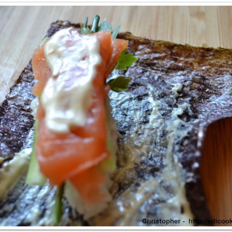 Krok 8 - Sushi temaki z łososiem i ogórkiem. foto