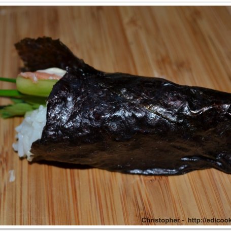Krok 9 - Sushi temaki z łososiem i ogórkiem. foto