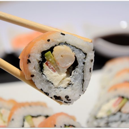Sushi uramaki z krewetkami i łososiem