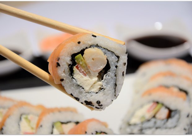 Fotografia przedstawiająca Sushi uramaki z krewetkami i łososiem