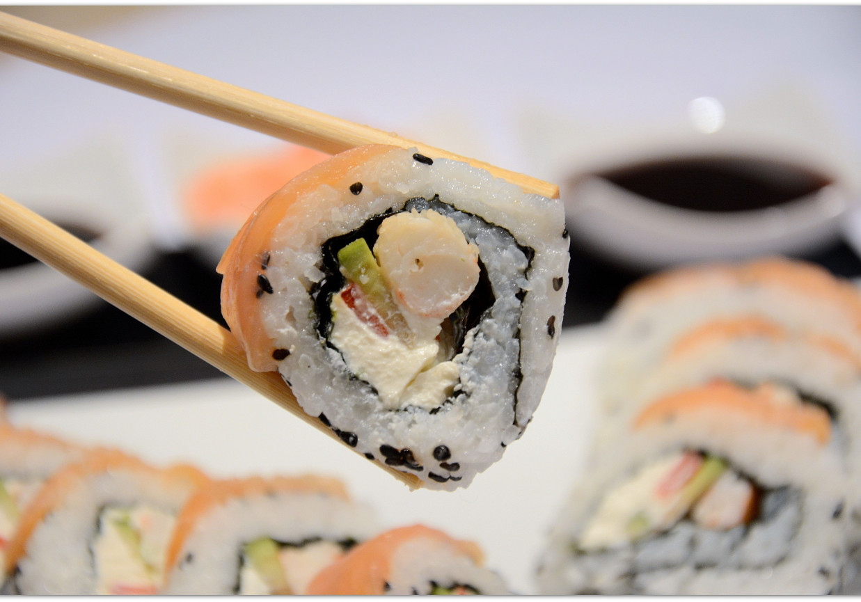 Sushi uramaki z krewetkami i łososiem foto