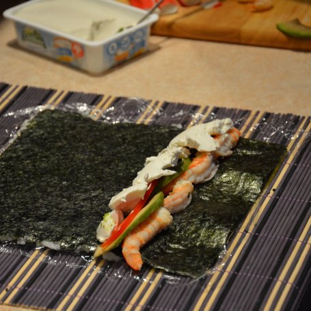 Krok 1 - Sushi uramaki z krewetkami i łososiem foto
