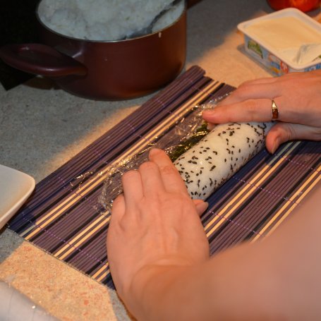 Krok 2 - Sushi uramaki z krewetkami i łososiem foto