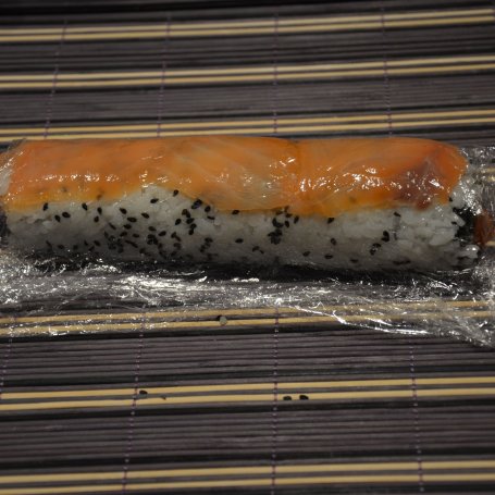 Krok 3 - Sushi uramaki z krewetkami i łososiem foto