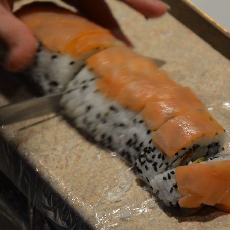 Krok 4 - Sushi uramaki z krewetkami i łososiem foto