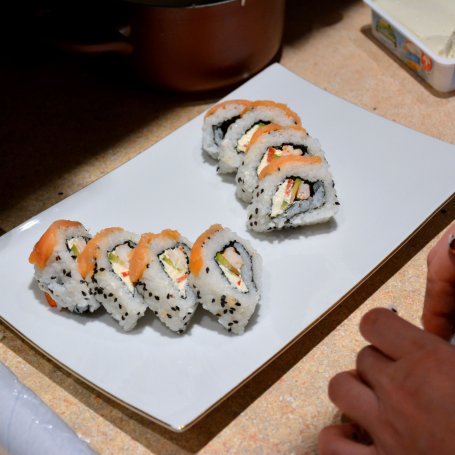 Krok 5 - Sushi uramaki z krewetkami i łososiem foto