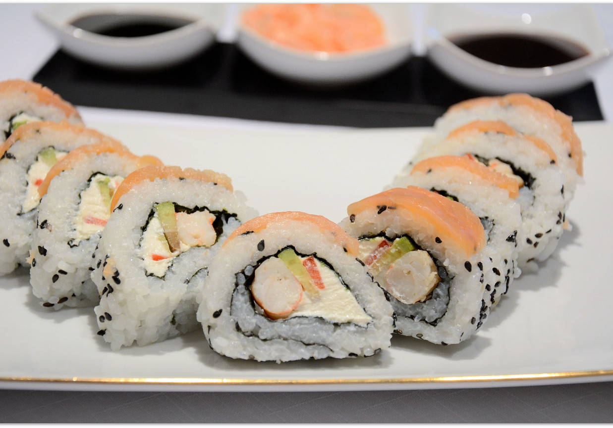 Sushi uramaki z krewetkami i łososiem foto