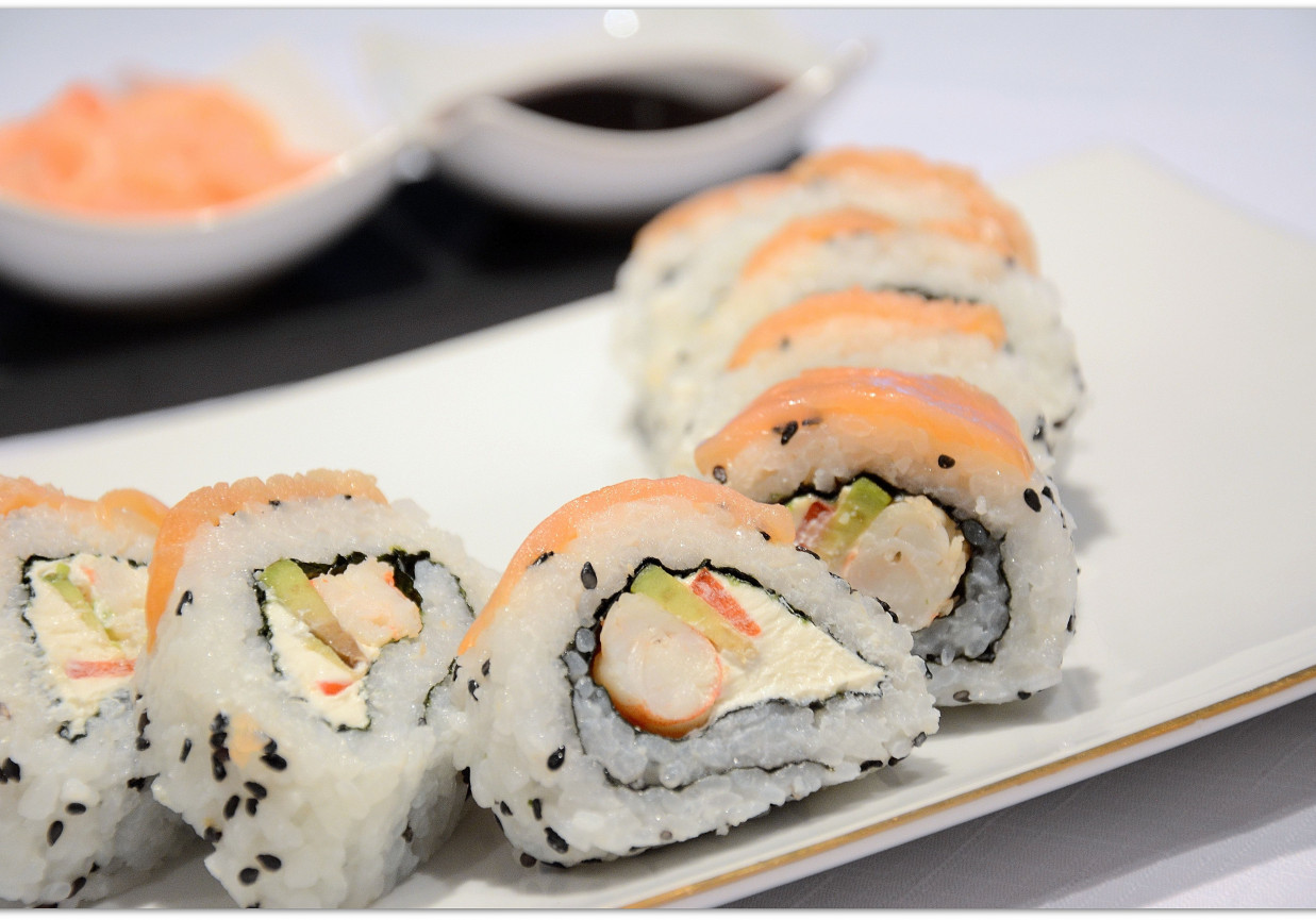 Sushi uramaki z krewetkami i łososiem DoradcaSmaku.pl