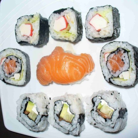 Krok 5 - Sushi Uramaki z serkiem łososiem i awokado foto