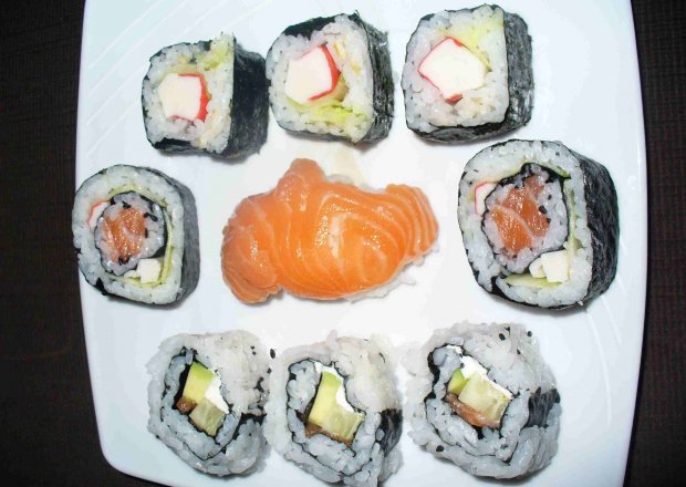Fotografia przedstawiająca Sushi Uramaki z serkiem łososiem i awokado