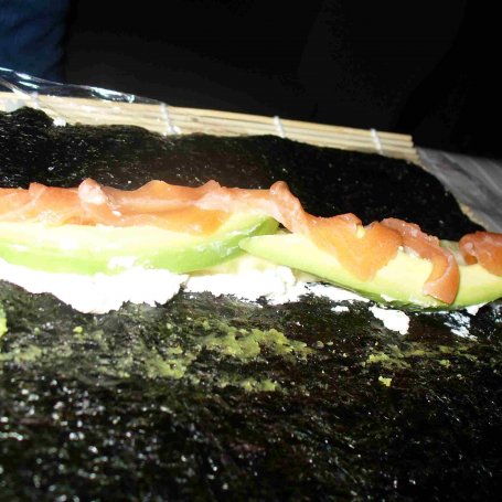Krok 3 - Sushi Uramaki z serkiem łososiem i awokado foto