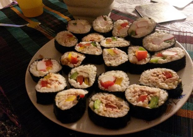 Fotografia przedstawiająca sushi w domowy sposób
