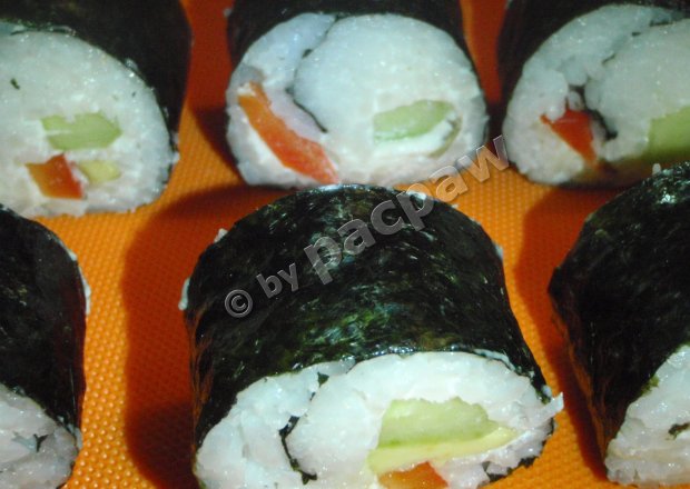 Fotografia przedstawiająca Sushi wegetariańskie z ogórkiem, papryką i awokado