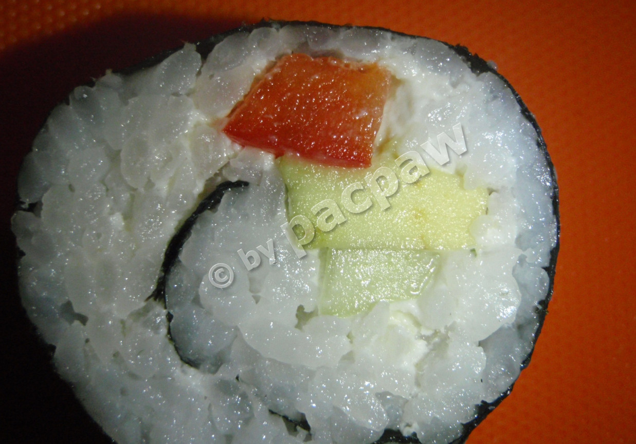 Sushi wegetariańskie z ogórkiem, papryką i awokado foto