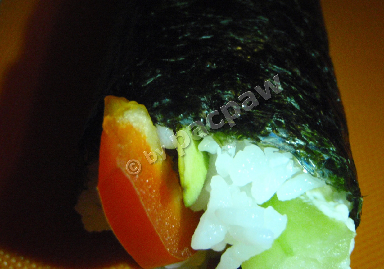 Sushi wegetariańskie z ogórkiem, papryką i awokado foto
