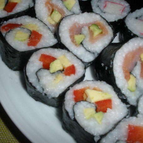 Krok 3 - Sushi wegetariańskie z papryką i awokado foto