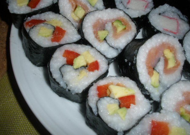 Fotografia przedstawiająca Sushi wegetariańskie z papryką i awokado
