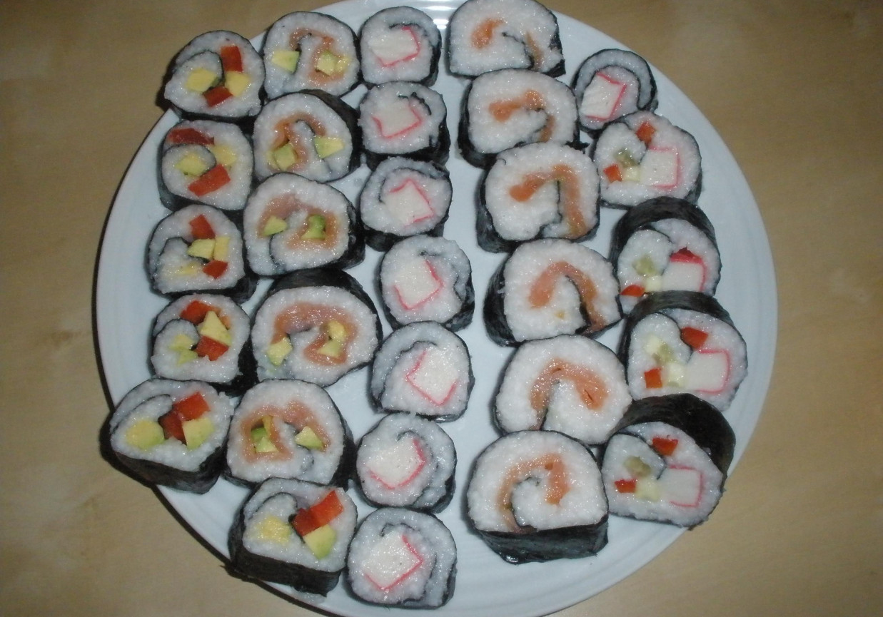 Sushi wegetariańskie z papryką i awokado foto