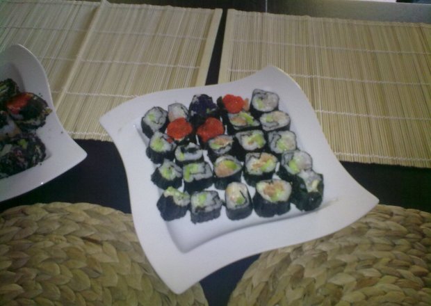 Fotografia przedstawiająca Sushi z awokado i ogórkiem