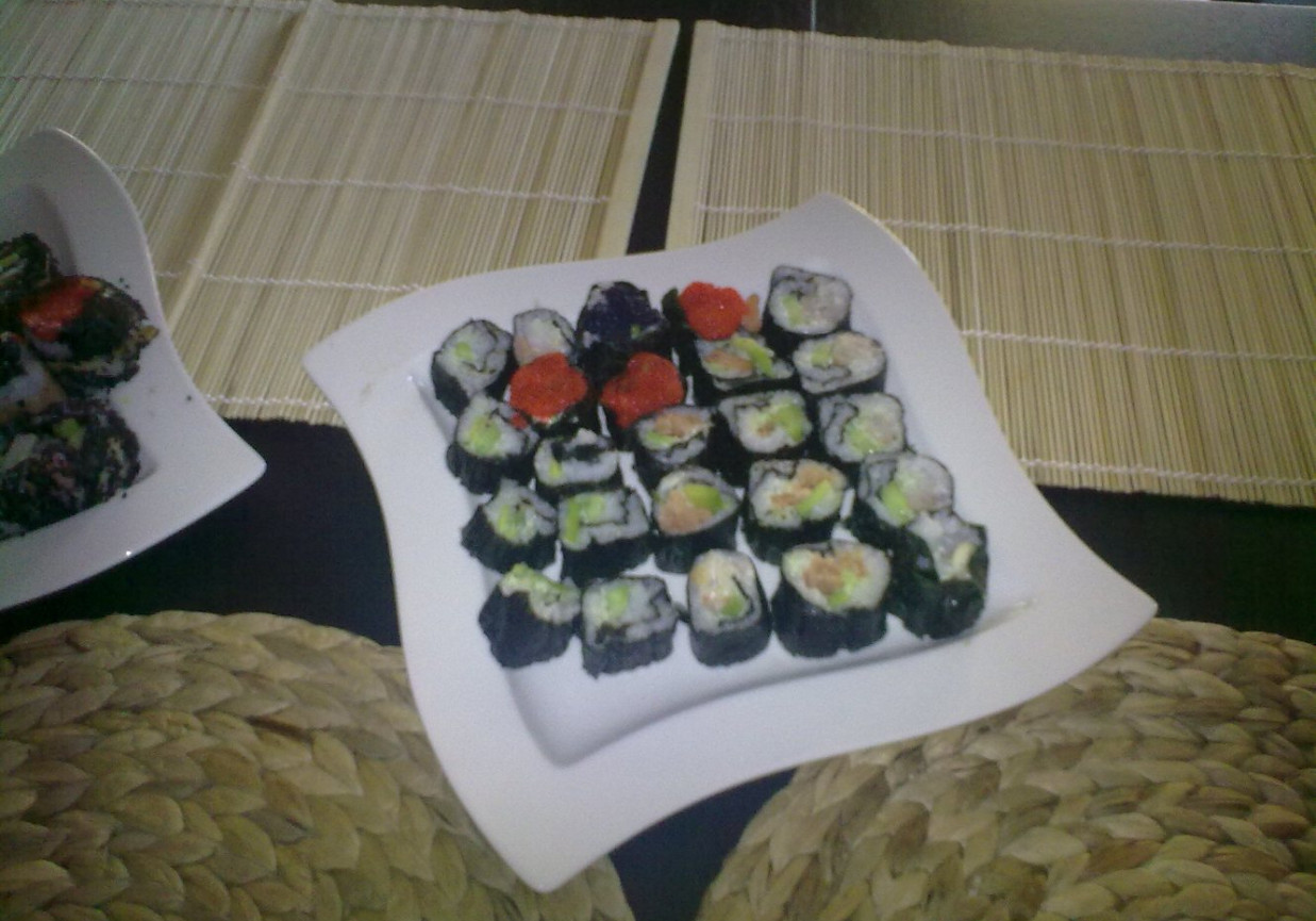 Sushi z awokado i ogórkiem foto