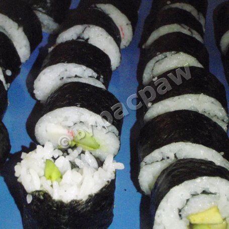 Krok 7 - Sushi z awokado, ogórkiem i paluszkiem krabowym foto