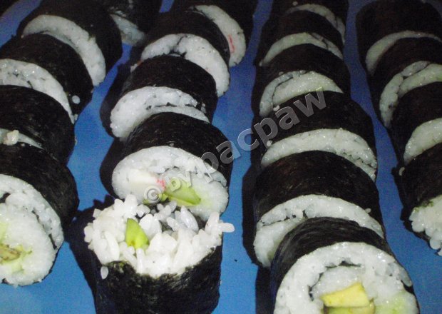 Fotografia przedstawiająca Sushi z awokado, ogórkiem i paluszkiem krabowym