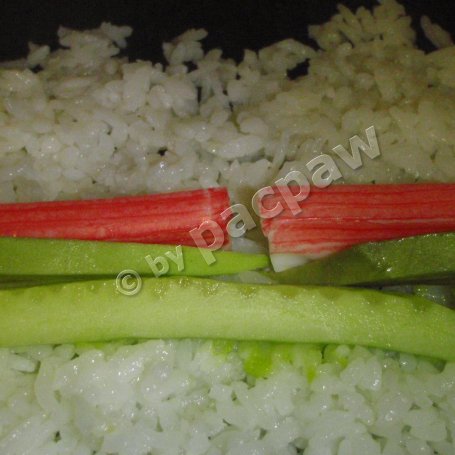 Krok 5 - Sushi z awokado, ogórkiem i paluszkiem krabowym foto