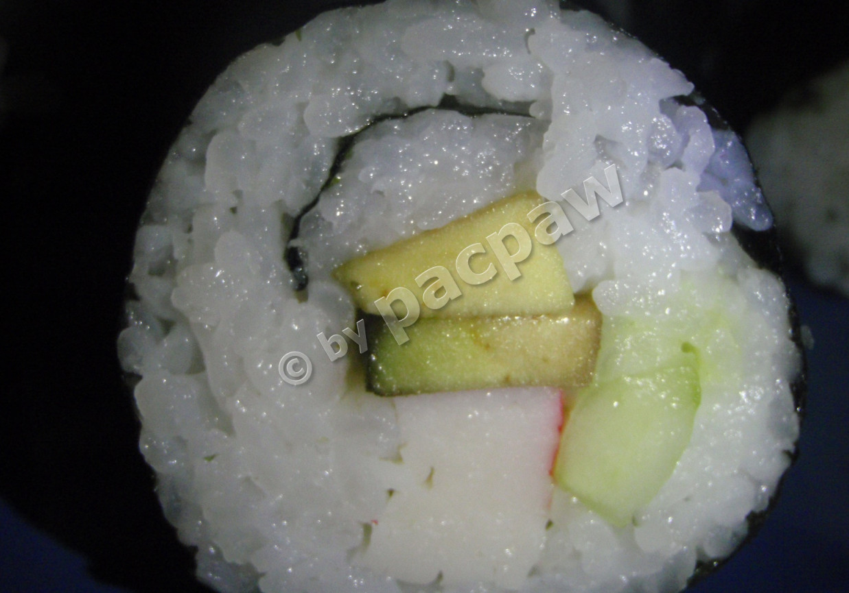 Sushi z awokado, ogórkiem i paluszkiem krabowym foto