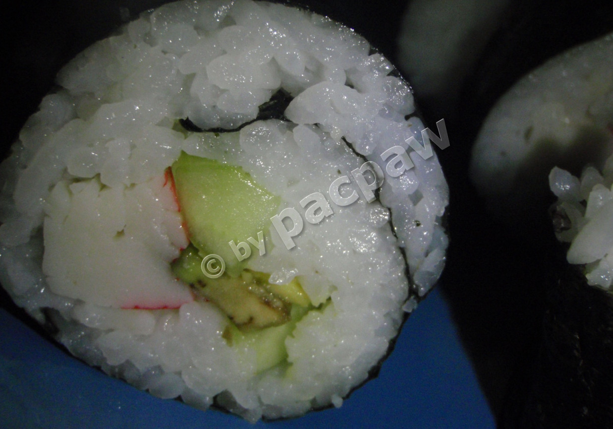 Sushi z awokado, ogórkiem i paluszkiem krabowym foto