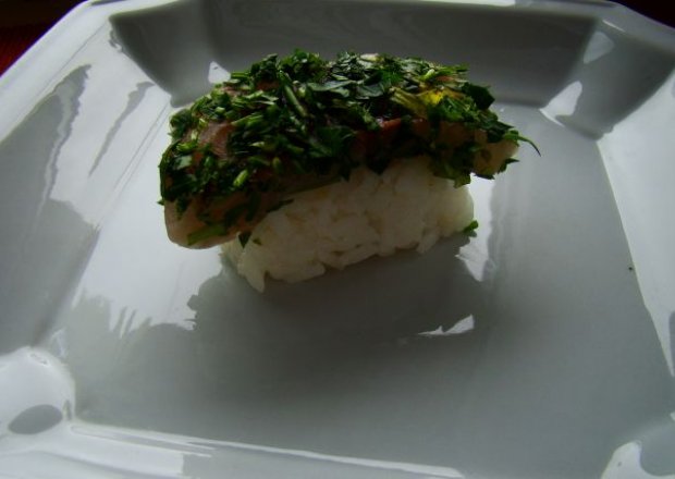 Fotografia przedstawiająca Sushi z filetem pstrąga