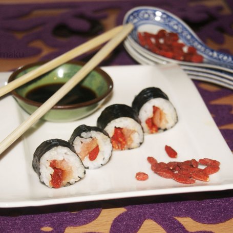Krok 4 - Sushi z jagodami goji foto