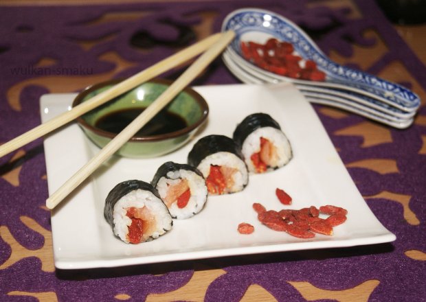 Fotografia przedstawiająca Sushi z jagodami goji