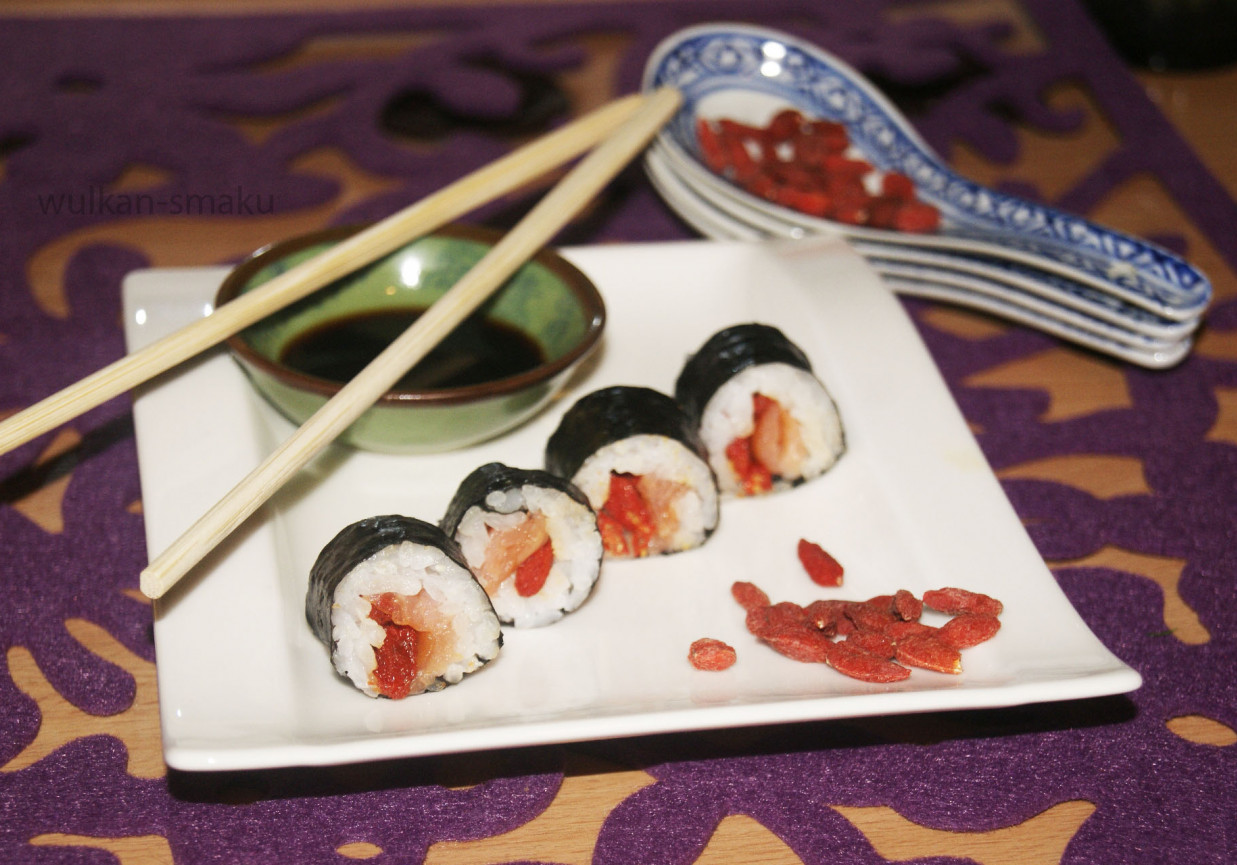 Sushi z jagodami goji foto