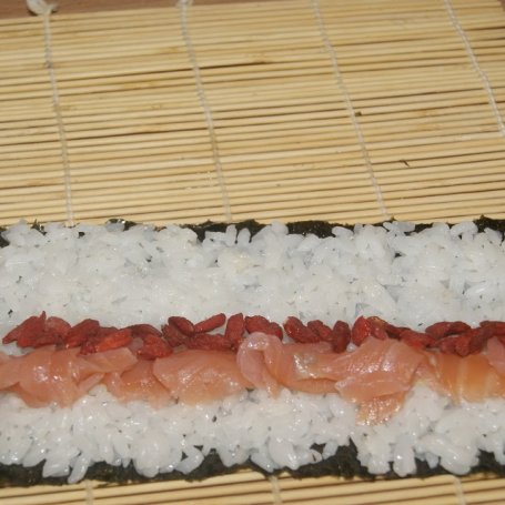 Krok 3 - Sushi z jagodami goji foto