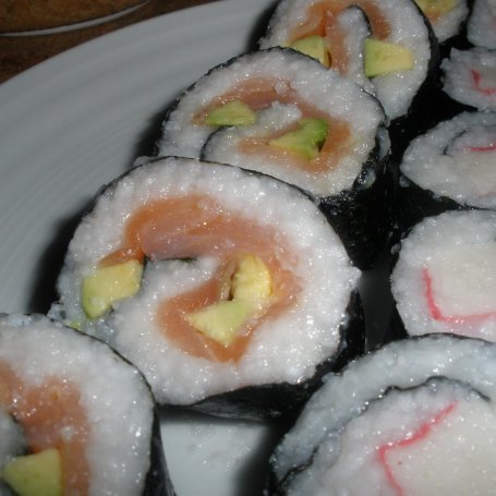 Krok 3 - Sushi z łososiem i awokado foto
