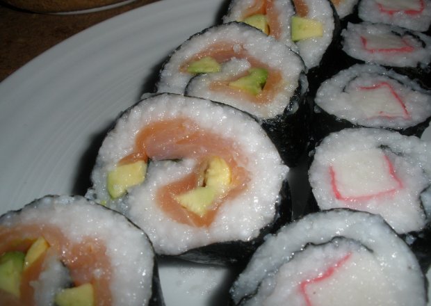 Fotografia przedstawiająca Sushi z łososiem i awokado