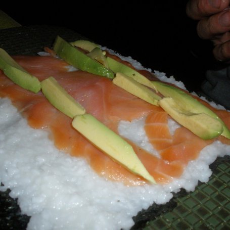Krok 2 - Sushi z łososiem i awokado foto