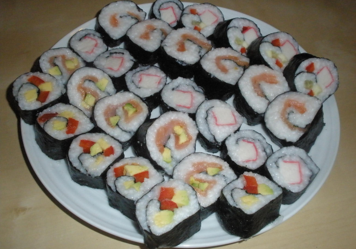 Sushi z łososiem i awokado foto