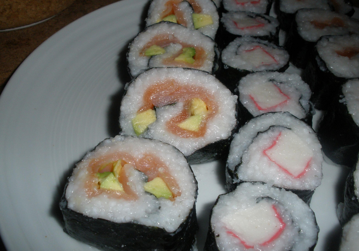 Sushi z łososiem i awokado foto