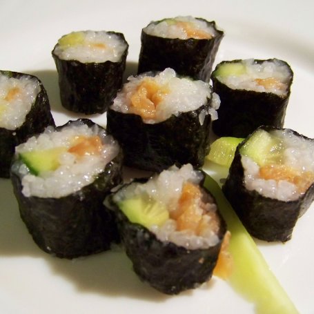 Krok 4 - Sushi z łososiem i ogórkiem foto