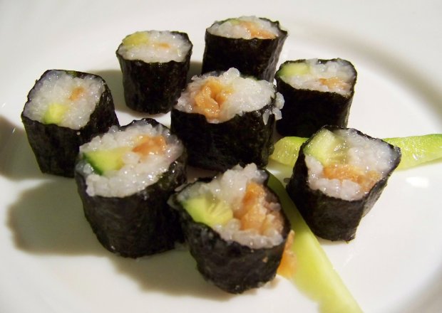 Fotografia przedstawiająca Sushi z łososiem i ogórkiem