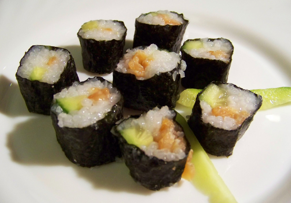 Sushi z łososiem i ogórkiem foto