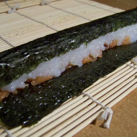 Krok 3 - Sushi z łososiem i ogórkiem foto