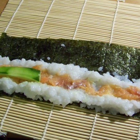 Krok 2 - Sushi z łososiem i ogórkiem foto