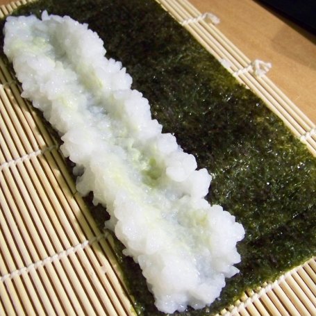 Krok 1 - Sushi z łososiem i ogórkiem foto