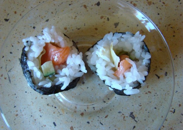 Fotografia przedstawiająca sushi z łososiem i tuńczykiem