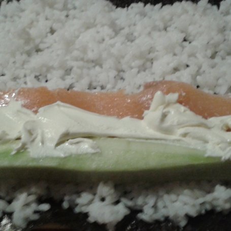 Krok 2 - Sushi z łososiem, ogórkiem, serkiemi rukolą foto