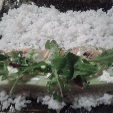 Krok 3 - Sushi z łososiem, ogórkiem, serkiemi rukolą foto