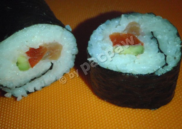Fotografia przedstawiająca Sushi z łososiem, papryką czerwoną i awokado