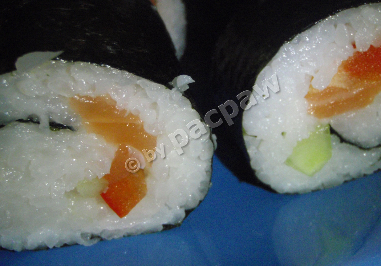 Sushi z łososiem, papryką czerwoną i awokado foto
